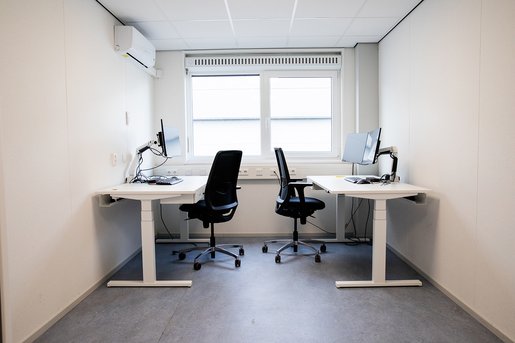 Elektrische zit-sta bureaus en ergonomische bureaustoelen in een van de vele units van Neste.