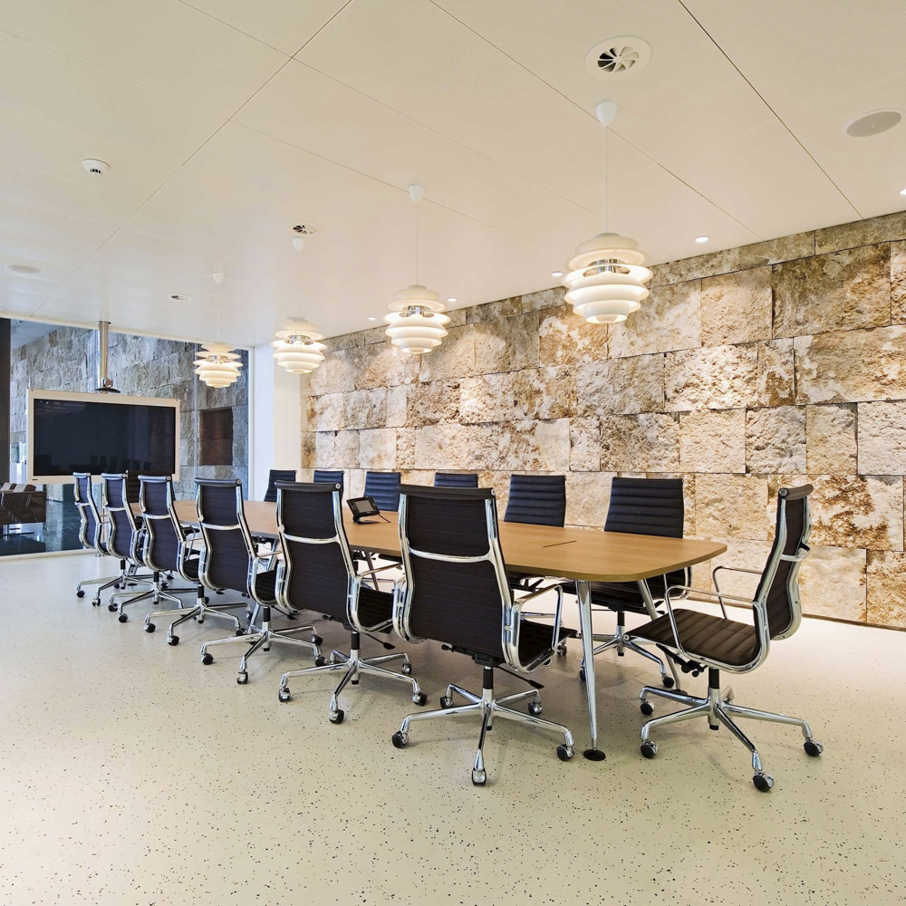 Vitra Aluminium Chair EA119 